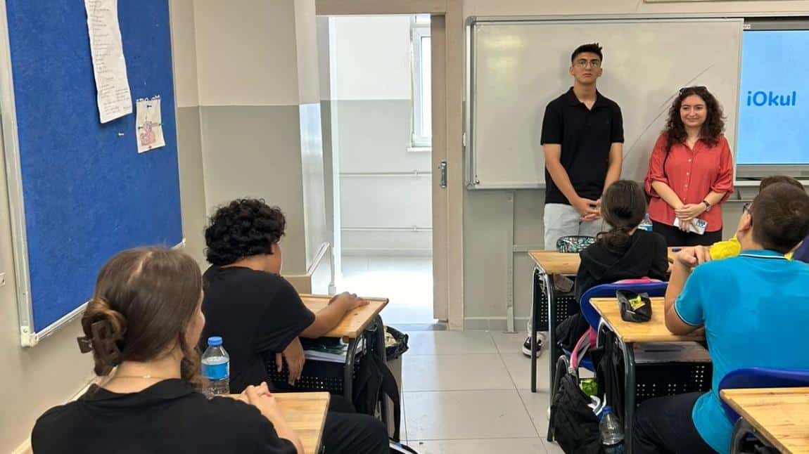 “Ben yapabildim,sen de yapabilirsin” sloganıyla okulumuza ziyarete gelen mezun Öğrencilerimizi,bu sene LGS sürecinde olan öğrencilerimizle buluşturduk. 