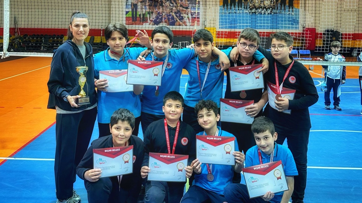 Küçük Erkek Voleybol Takımımız Bakırköy 3.sü oldular. Öğrencilerimizin başarılarının devamını dileriz.
